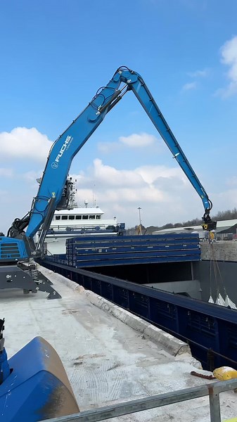 A Terex Fuchs MHL380F fitted with an OilQuick OQC, unloading a ship for Peel Ports Logistics #terexfuchs #materialhandler #ports #ship #bluemachinery
