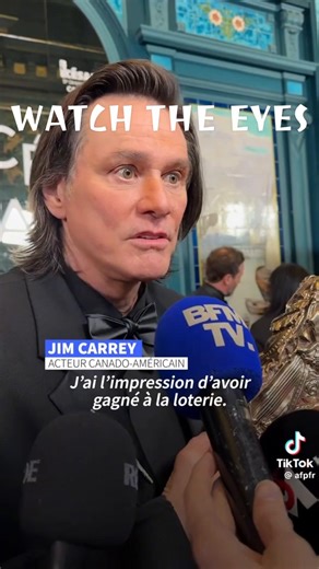 I don’t usually post videos like this, but I have been a Jim Carrey fan since Ace Ventura .. so the minute I saw the guy receiving the reward. I knew it was not Jim Carrey. Some say it is his bodyguard or body double #j#jimcarryw#whoisthisc#conspiracyc#conspiracytheoryb#bodydouble