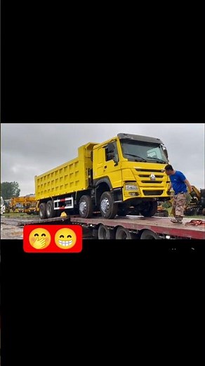 Expert Truck Loading in Heavy Rain | Skilled Operator Precision & Perfect Teamwork 🚛🌧️