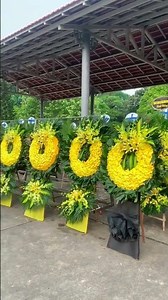 Mỗi vòng hoa là một lời tiễn biệt, một sự cảm thông gửi tới gia đình người đã khuất ...