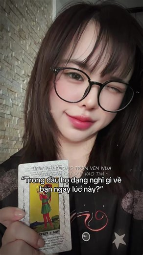 “Trong đầu họ đang nghĩ gì về bạn ngay lúc này?” Đây không phải là suy nghĩ thoáng qua. Mà là điều họ đang giữ trong đầu – nhưng chưa nói ra. ⸻ \t1.\tHọ vẫn chưa dứt được bạn Dù không thể hiện, nhưng: – vẫn nghĩ về bạn vào những lúc bất chợt – vẫn nhớ những gì hai người đã có – và chưa thực sự buông hoàn toàn. Bạn vẫn ở đó, trong suy nghĩ của họ. ⸻ \t2.\tHọ đang tự hỏi liệu bạn còn quan tâm không Trong đầu họ có những câu hỏi: – bạn còn nghĩ đến họ không – bạn đã thật sự bước tiếp chưa – và nếu