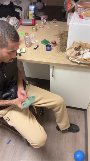 Been practicing muse cut, atm, Blackhawk and some other things I seen from Dan and Dave’s volume 3 video on yt as well as I’ve implemented their finger exercises into my daily routine and it helps #fyp #cardistry #jester #practicemakesperfect #happyholidays