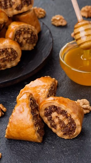 Get inspired to create impressive walnut desserts as you watch the assembly of Walnut and Honey Cookies by our KICA Brand Chef Yevhenii Ivanets @ivanetspastry🤩. These treats combine crunchy walnuts, a buttery crumble, and natural honey sweetness, bringing together earthy and caramelized flavors in every delicious bite🍯✨. Want more walnut dessert ideas? Add “The Finest Walnut Pastries” to your collection🍰🌟! This e-book features nine delightful recipes showcasing the rich taste of walnuts, sur