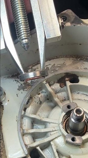 Shop Talk : STIHL 044 rebuild - removal of flywheel side seal using holzforma seal removal tool