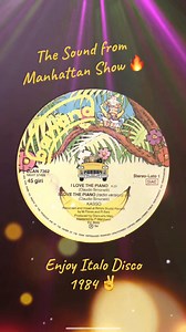 🇫🇷 Manhattan Funk Tribute, la petite histoire du single de Kasso • I Love Piano(1984). Italo Disco • Banana Records. Il y a des titres qui ne vieillissent jamais, des morceaux capables d’illuminer un dancefloor rien qu’avec les quatre premières mesures. “I Love Piano” de Kasso (1984) est l’un de ces joyaux Italo Disco : un mélange parfait de synthés acérés, de piano survitaminé et d’une production qui respire encore aujourd’hui l’odeur des studios analogiques italiens des années 80. L’artiste 