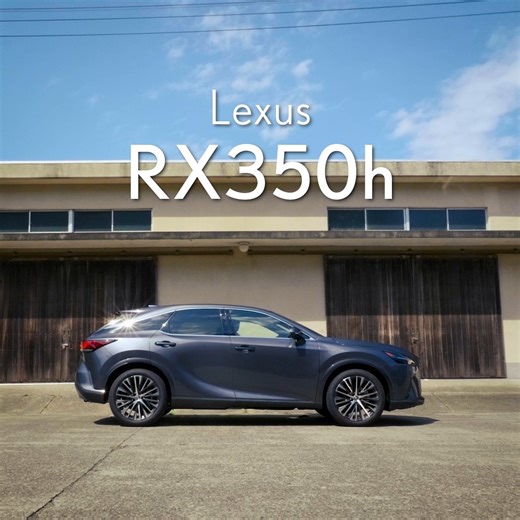 今日は動画でRX350h version L AWDをご紹介します。こちらの試乗車はAWD車で、E-Four（電気式AWDシステム）を搭載しております。発進時や雪道などの滑りやすい路面で、後輪をモーターで駆動することによって、安定した走行性能を実現します。 また、前後輪駆動力配分を100：0～20：80の間で緻密に制御することで、発進加速性とドライバーの意図するすぐれた旋回安定性をもたらします。 | レクサス 水戸