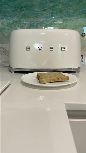Overly dramatic Smeg TSF02 4 Slice Toaster
