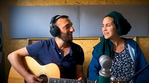 #שווים כבר תקופה שאנחנו רוצים להתייחס למתח בחברה הישראלית סביב הרפורמה/מהפכה/הפיכה משפטית (אי אפשר להסכים לפחות לגבי איך נקרא לזה? 🙈) וקצת היה לנו קשה למצוא את המילים הנכונות. מה שברור לנו הוא שהדיון הזה הוא חשוב- וחייבים לדבר, באמת, ולהקשיב זה לזה, לא בסיסמאות או בצעקות או במחיקה של הצד השני אלא מתוך הבנה שאנחנו אחים ואי אפשר לוותר על הביחד שלנו במדינה הזו, ומתוך אמונה שבעז״ה נמצא את הפשרות הנכונות שיעזרו לכולנו להפוך את המדינה שלנו למקום יותר טוב וצודק. התחברנו לשיר הזה, "שווים", מתוך הרצון ל