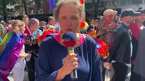 Die Demo zum Christopher Street Day (CSD) in Hamburg bewegt sich zur Zeit durch die Hamburger Innenstadt. Es werden nach Veranstalterangaben mehr als 250.000 Menschen erwartet. Am Mittag startete die Kundgebung in St. Georg. | NDR Hamburg