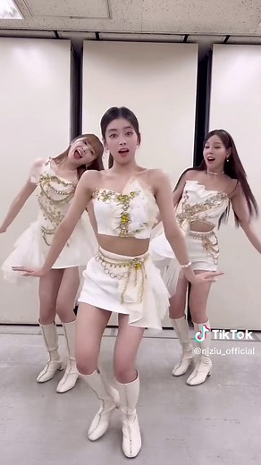 紅白歌合戦で参加させていただいた #SEKAINOOWARI さんの「#Habit」！ たくさんの方と盛り上がりとても楽しかったです♥️✌️ #MAKO #RIMA #MIIHI #NiziU #ニジュー #니쥬 #WithU