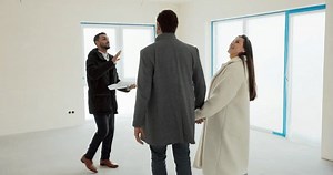 Male Real Estate Manager Showing New: vídeo stock (100% livre de direitos) 1111720425 | Shutterstock