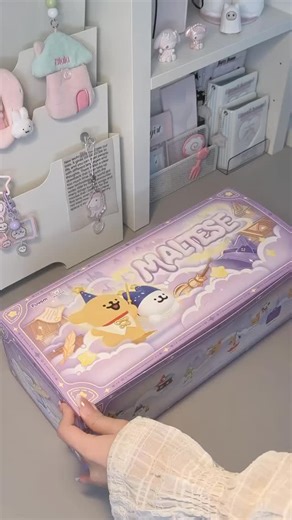 B.V Toy Universe✨ on Instagram: "🐶✨ 线条小狗 · 魔法探险队系列盲盒 ✨🐶 小小的线条小狗，穿上魔法斗篷， 踏上属于它们的奇幻冒险旅程～🪄🌟 每打开一个盲盒，都是一次心动的瞬间💓 🎁 全新盲盒系列 📦 一端共有 8 个盲盒 💰 价格：RM5X – RM3XX 📩 想带哪一端回家？欢迎私信询问 📦 数量有限，错过真的会后悔～ 小狗魔法团正在等你来认领啦 🐕💖✨ #线条小狗 #可爱 #礼物推荐 #生日礼物 #盲盒开箱"