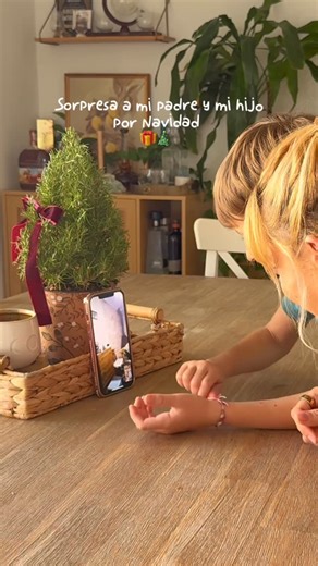 Nohewi on Instagram: "Una sorpresa navideña muy divertida! 🤪 no puedo para de ver el vídeo y reírme a carcajadas jajaja y es que está lleno de momentazos con el abuelo gamer 🤣 Déjame en comentarios cuál es tu parte favorita! 🤩 Empiezo yo: los manotazos de Willie partido de la risa 🤣 Por cierto, para la gente de fuera de España; el Olentzero es como Papá Noel 😬 #sorpresa #navidad #gamer #familia #bloompartner"