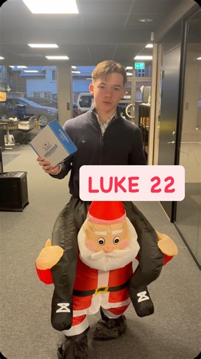 (AVSLUTTET) Vinneren er: Kari Sofie Sevaldrud Konkurranse - LUKE 22 🎅I dag åpner vi Luke 22 av julekalenderen vår! I dag kan du vinne et gavekort på 1000kr! 📝For å være med i konkurransen må du kun: 1 – Lik innlegget 2 - Følg oss 3 – Kommenter hvem du vil dele denne premien med! Super enkelt! TIPS: Delta på både Facebook og Instagram for bedre sjans🎉 Vinneren av gårsdagens luke er: Anette Reite ❣️Vi kontakter deg iløpet av dagen Konkurranse info: Konkurransen starter 22.12.2025 10:00 og avslu