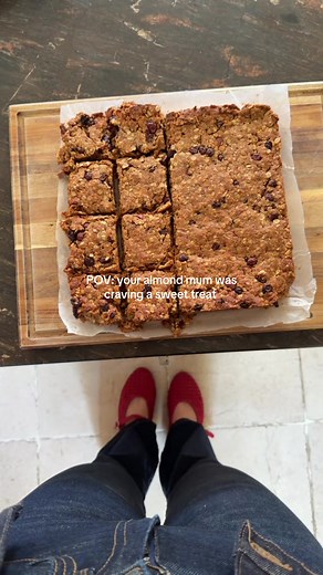 POV: your almond mom was craving a sweet treat so you whipped up her favourite snack…granola bars ⭐️ Ingredients: – 2 cups almonds – 1 cup oat flour – 2 3/4 cups oats – 1 1/4 cups raisins Chia seed “egg”: – 2 tbsp chia seeds – 4 tbsp water Wet ingredients: – 1 cup peanut butter – 2 heaping tbsp coconut oil – 370g honey – 1 tsp salt – splash of vanilla Method: Start by roasting your almonds at 175°C for around 15 minutes until golden. Meanwhile, make your chia “egg” by mixing the chia seeds with 
