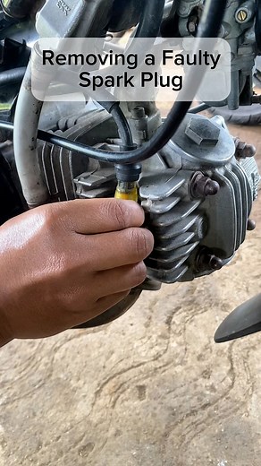 Removing a faulty spark plug today 🔧 I’m not a professional mechanic — just sharing how I do it in my small garage 😅 Sometimes a simple plug can cause big problems when it fails. Hope this helps someone out there! 🙏 #SparkPlug #FaultySparkPlug #EngineTroubleshooting #MotorcycleRepair #MotorcycleMechanic #MechanicLife #GarageWork #WorkshopLife #EngineRepair #USAMechanics #MotoWorld #BikeMechanic | Torque Up