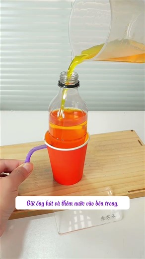 Làm một máy uống nước mini từ vỏ chai và ống hút nhé #diy #funny