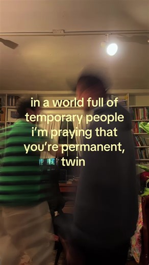 EC (@ericcromartie)’s video of twins