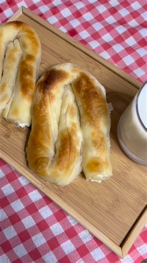 𝑻𝒂𝒔𝒕𝒆 · 𝒃𝒚 · 𝑴𝒊𝒏𝒂 on Instagram: "Byreku i nanës 🥧 Përbërësit: • 1 kg miell • 1 lugë kripë • 2 lugë vaj • 600 ml ujë të vakët • Vaj për lyerje • Mbushje sipas dëshirës (në këtë recetë: gjizë) Përgatitja: Në një enë të madhe përziejmë miellin me kripën, shtojmë vajin dhe ujin gradualisht. E punojmë brumin derisa të bëhet i butë dhe elastik. Brumin e ndajmë në kulaçë të vegjël, i formojmë, i hapim lehtë dhe i lyejmë me vaj në mes. I palosim dhe i lëmë të pushojnë për disa minuta. Pas pu