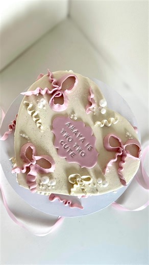 Sweet Cravings on Instagram: "Decorate with me 🎀 . . Piping Tip: Whisk 104 and Piping Paradise 45 . . #sweetcravingsforever #decoratewithme #behindscenes #cakereel #pipingskills"