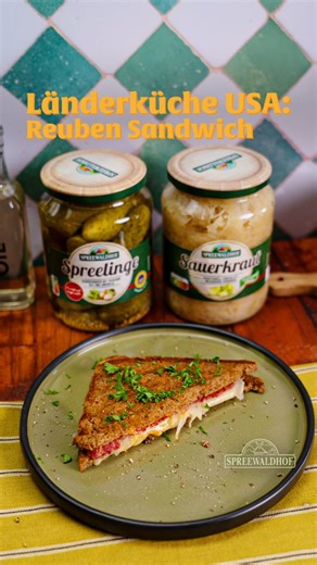 Lust auf ein herzhaftes Sandwich mit knackigen Spreewaldhof Spreelingen und würzigem Sauerkraut? 🥒 Heute haben wir ein leckeres amerikanisches Sandwich für euch: Dieses Reuben Sandwich ist das perfekte Mittagessen oder der ideale Snack für zwischendurch! 😌 🛒 Ihr braucht (für 3 Portionen) Für das Sandwich: 0.5 Roggenbrot 450 g Corned Beef (echtes, ersatzweise Pastrami) 165 g Spreewaldhof Sauerkraut 6 Scheiben Käse, wie z.B. Emmentaler 2 EL Butter, geschmolzene Für das Dressing: 100 ml Mayonnai