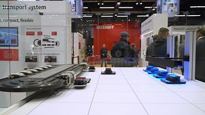 Voor Een Voorbeeld Van Beckhoff is Een Vliegtuigmotor Voor Het Zweven Van 2d - Productvervoer . Stock Footage - Video of mens, robotica: 246914320