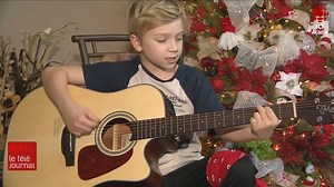Un jeune fan du populaire chanteur Cayouche a eu la chance de rencontrer son idole et de gratter la guitare avec lui, le temps de quelques morceaux. La rencontre a été filmée et est rapidement devenue virale sur les médias sociaux. | Téléjournal Acadie