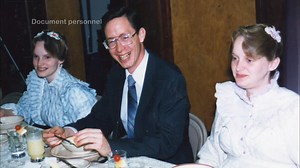 Aux Etats-Unis, malgré l'interdiction de la polygamie, une secte s'est développée et prône la polygamie pour atteindre le Paradis. | Parallèle