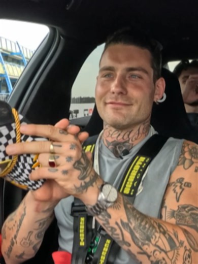 ‘Ik wil dat de taxichauffeur altijd zo rijdt!’ 🤣 #ZiggoSport #MotoGP #TTAssen #DutchGP 🇳🇱 @day1 @ttcircuitassen