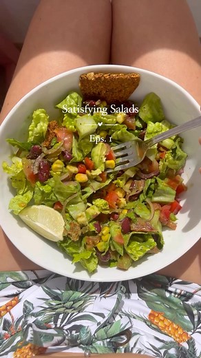 Tex-Mex Salad Eps. 1 of Satisfying Salads 🥗 👉 This easy nutritious and delicious salad 🥗 is made with 🥬 Romaine Lettuce 🍅 Tomatoes 🌽 Corn 🫘 Kidney Beans 🥑 Avocado 🫑 Red Bell Pepper 🧅 Red Onion (marinated in lemon juice & salt) 💛 homemade Flaxseed-chips (DM for recipe) For the cilantro-lime 🌿🍋 dressing you’ll need: 1 handful cilantro leaves 1/2 avocado 2 tbsp olive oil juice of 1 lime salt, pepper jalapeño (optional) water as needed Blend all ingredients in a blender. Add just enough