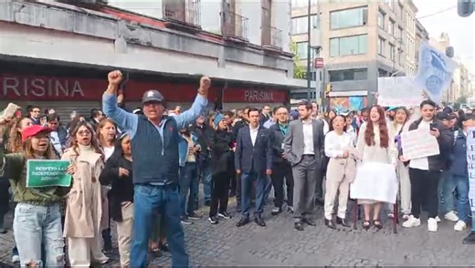 21K views · 1.8K reactions | ⚖️ ️ "El Poder Judicial no va a caer, no va a caer" y "sin Poder Judicial quién te va a amparar", son algunas de las consignas que los trabajadores gritan afuera del edificio de la Suprema Corte. | El Universal Online | Facebook