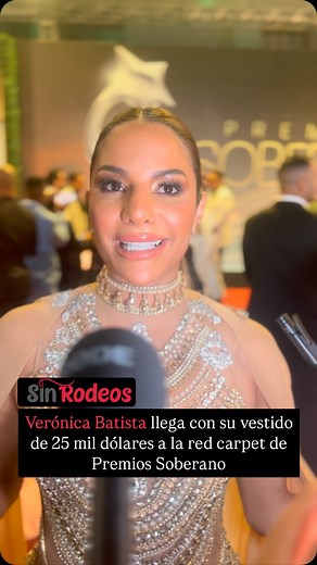 La comunicadora Verónica Batista( @veronicabatistatv) llega con su vestido de @gianninaazar valorado en 25 mil dólares a la red carpet de Premios Soberano | Alix Padilla