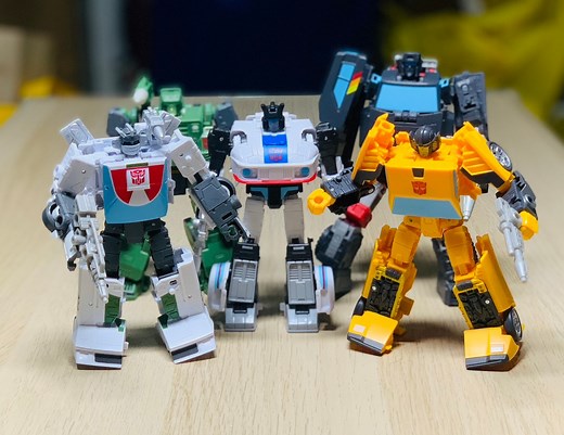 Transformers Legacy: United Autobots Unite! #Transformers #TransformersLegacy #Autobots #Unite #AutobotStandUnited #ActionFigures #ToyCollectors #TransformersFans #Collectibles #Nostalgia #EpicBattle #TransformersUniverse #jazz #hound #wheelhack #trailbteaker #sunstreaker | Chopper’s Toys