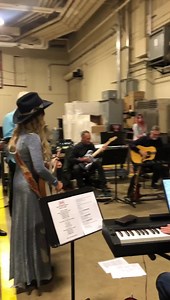 Ever wonder what a backstage rehearsal for Opry Country Classics looks like, while ur also making a movie? Wonder no more! Happy 90th Loretta Lynn and hope y’all had a great Easter weekend. 🐰🌺 | Elizabeth Cook