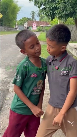 Bocil satu ini nggak ada takutnya, disuruh pegang kuping eh langsung ngajak ribut! Berani lawan? 😂