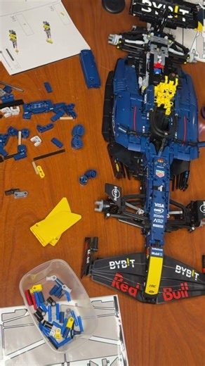 Red Bull Racing Formula 1 Car 1600 Piece LEGO Set !