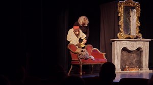 Trailer "Het Mysterie van Villa Fantoom" 🎬 "Zodra Ila van der Pouw haar personages laat praten en bewegen, vergeet je naar poppen te kijken.Ze neemt haar publiek ogenschijnlijk moeiteloos mee in haar humoristische, poëtische en opmerkelijk toegankelijke verhalen. Ila van der Pouw is een meesterpoppenspeler." Een feest voor kinderen én ouders. Theater zoals je het zelden ziet. 🎭 "Het Mysterie van Fantoom ontroert, verwondert en neemt ons mee op een fantasierijke speurtocht naar een verborgen 