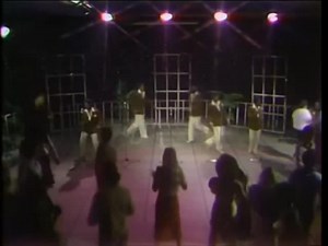 The Whispers es un grupo musical estadounidense originado en Los Ángeles, quien ha conseguido récords en éxitos desde la década de 1960. Ellos son más conocidos por sus dos sencillos de R&B, «And the Beat Goes On» en 1980 y «Rock Steady» en 1987. | Baúl del Tiempo