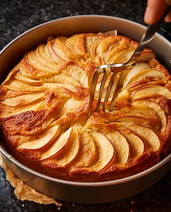 Classic German Apple Sheet Cake – A Cozy Slice of Home Ingredients • 2 large eggs, room temperature • Pinch of fine salt • 150 g granulated sugar ...... Full Recipe in Coʍmеոτ 💬 | Ella Recipes