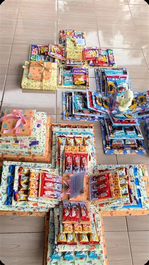 Buket Snack Blitar on Instagram: "BUKET BLITAR 💐 Rekomendasi untuk kado Ultah, Wedding, Wisuda , Engagement , Hari Guru dll. -Buket uang, Buket Bunga, Buket Snack, Buket Boneka, berbagai macam buket custom / bisa req -Explosion box snack , Hampers dll -Hantaran Pernikahan, Mahar&Seserahan Order via wa 👇🏻 085707156417 Ig : buketsnack.blt Maps : Buketsnack.blt 📍 Srengat , Blitar , Jawa Timur note : bisa kirim luar kota ___________________________________ #buket #buketbunga #buketuang #buketwis