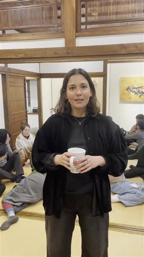 🇫🇷 2026 TiBE 台北國際書展｜法國館作家陣容介紹 : 蕾貝卡・瓦瑟曼 蕾貝卡・瓦瑟曼（Rebecca Vaissermann）是作家 ✍️ 暨喜劇演員，她的創作聚焦於記憶與傳承、剝削與反抗等議題，深植於當代法語文學的書寫脈絡之中。 自 2013 年出版首部小說《被遺忘者》以來，她陸續創作多部話題戲劇作品，如《索皮之盒》、《擠奶室》、《49 度》，並獲多項創作計畫肯定。 今年，她以 2026 年 福爾摩沙藝術駐村—書籍創作藝術家的身分來到臺灣，現正於臺灣文學基地駐村，創作以臺灣為背景的新作《最後的浪潮》。 💬 2026 台北國際書展，她也將與駐村藝術家、木都光影劇場團長，米克斯藝術空間共同創辦人的蔡明璇 ✨ 對談，分享台法作家駐村經驗如何激發創作靈感，一起聊聊跨文化如何成為創作的養分。 -- Rebecca Vaissermann est autrice ✍️ et comédienne. Son travail explore les questions de mémoire et de transmission, d’exploitation et de révolt