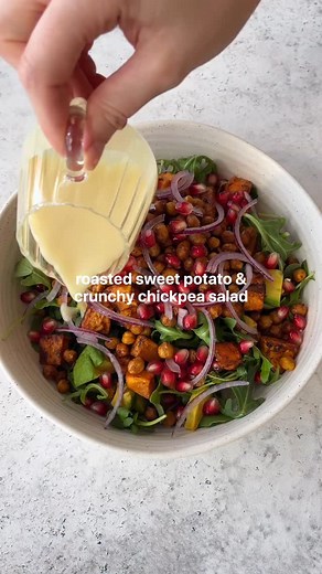 Make this nourishing salad👇🏼😍 Crunchy chickpeas, roasted sweet potatoes, quinoa, arugula, avocado, red onion and pomegranate with a creamy yogurt dressing. So delicious and wholesome! If you haven’t checked out my previous nourish bowl/salad recipes, save this video for later and go watch! Don’t forget to follow @tessbegg for more recipes🌿 Serves 2 Sweet potato and crunchy chickpeas: 2 medium sweet potatoes, peeled and diced 425g can of chickpeas, drained and rinsed Olive oil 1 tbsp smoked p