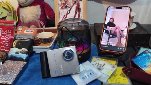 中古玩具 很早很早的电子产品，索尼MD（MiniDisc）是索尼1992年推出的迷你光盘数字音频格式，核心是可擦写磁光碟片 ATRAC压缩，主打便携、防震、可录音，曾与CD、磁带、MP3三足鼎立 。#电子产品分享 #索尼Md #男人的快乐就是这么简单 #精神装备 #秘密基地