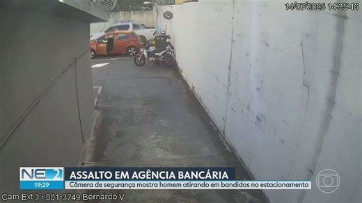 Câmera registra momento de assalto em banco
