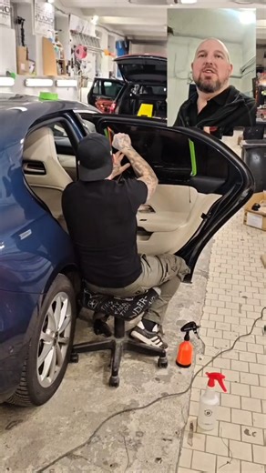 Audiotuning on Instagram: "V Audiotuningu lepíme autofólie BEZ ROZOBERANIA dverí. 🚗💨 Vďaka našim dlhoročným skúsenostiam a špeciálnym nástrojom vieme fóliu aplikovať dokonale až pod tesnenie bez toho, aby sme sa dotkli jedinej skrutky vo vašom aute. ✅ Skoro na počkanie: Kým si vypijete kávu, my máme hotovo (cca 1,5 - 2 hodiny). ✅ Certifikát a záruka: Samozrejmosťou je atest a dlhoročná záruka na prácu aj materiál. ✅ Žiadne riziko: Vaše auto ostáva v pôvodnom stave, žiadne rozoberanie, žiadne v