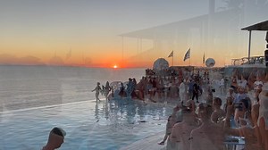 Δημήτρης Μάρκος on Instagram: "ΤΙ ΠΑΘΟΣ! #pathos #ios #sunset #amazing #tipsbymarkos #tips #markostv #markos #tv #island #instagood #instamood #instalike #like #live #love #laugh #beautifull #island #summer #summervibes #summertime"