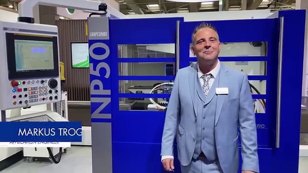 🇬🇧 Rollomatic Application Engineer, Markus Troger, is delighted to present the performance of the ShapeSmart®NP50 grinding machine and its innovative Pinch & Peel grinding process, invented by Rollomatic. Superior surface finishes, micron precision and time savings. And don't forget to ask him about the StickSmart® automatic wheel dressing system. 🇩🇪 Rollomatic Application Engineer Markus Troger freut sich, die Leistung der ShapeSmart®NP50-Schleifmaschine und ihren innovativen, von Rollomati
