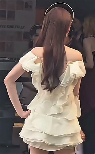 Ling immediately turned her head when Orm walked away… she can’t take her eyes off her girlfriend.🤭🤭