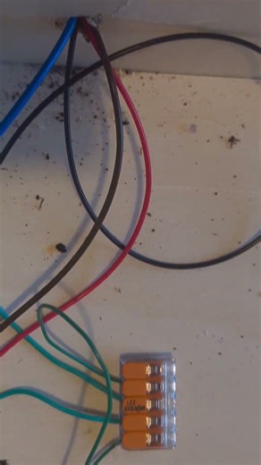 That is one side of the 009 layout wired up, not very tidy :(, couple of more droppers to wire