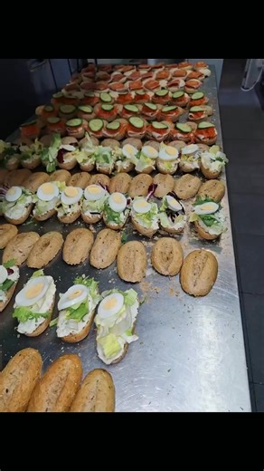 🥖 Onze broodmandjes… klein detail, groot verschil! ✨ Bij Herberg De Zwaan starten we graag goed 😊 Vers, zacht en krokant en met liefde geserveerd – perfect om samen van te genieten aan tafel. Want eerlijk… wat is er gezelliger dan samen een broodje breken? 🤍 📍 Waar gezelligheid leeft! | Herberg De Zwaan
